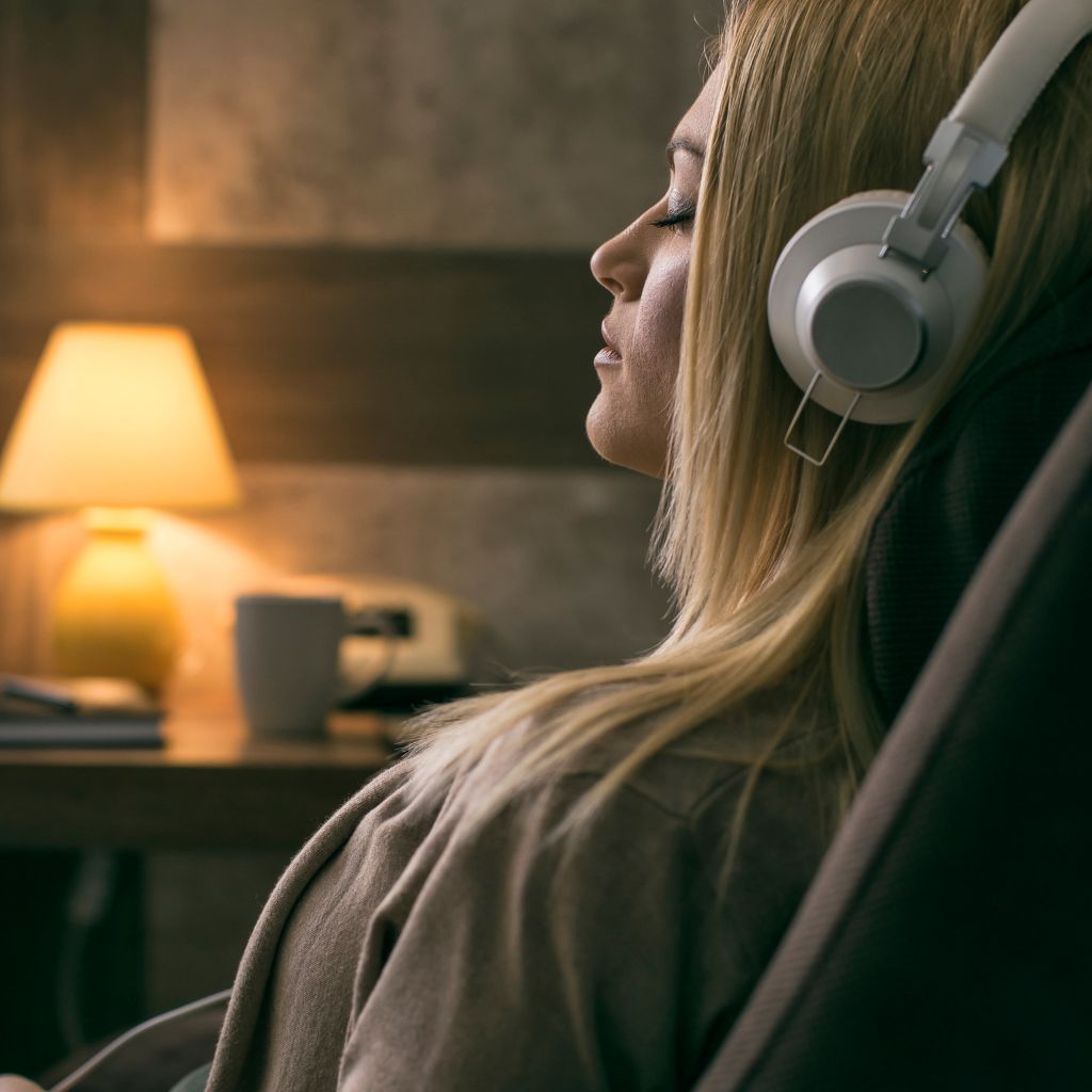 Mujer tranquila tras usar audio personalizado para la ansiedad